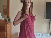 阿拉伯女孩艷舞搖晃她的大胸部